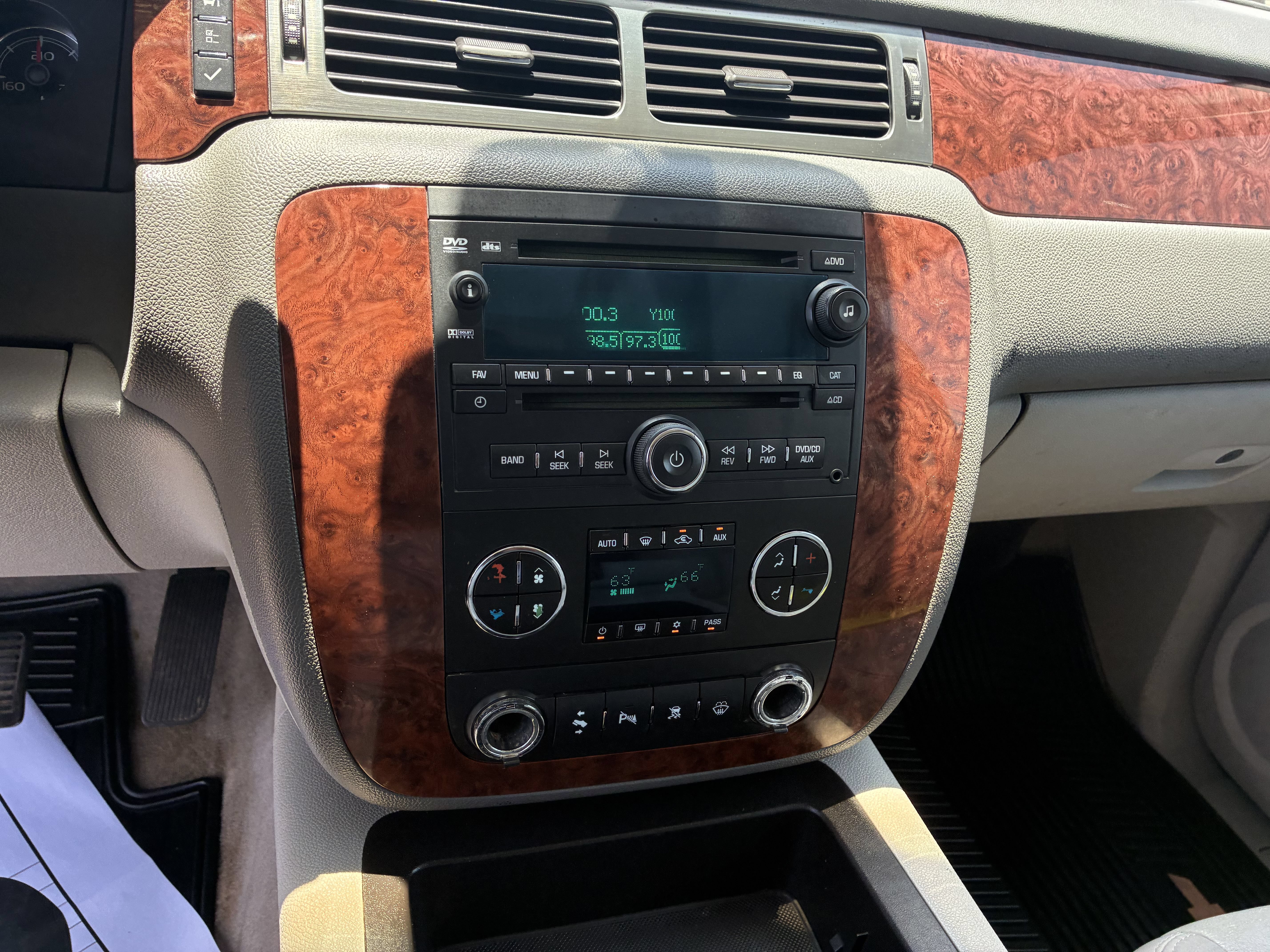 Used 2007 Chevrolet Suburban LT w/ LT Preferred Equipment Group AWD/4WD image 18