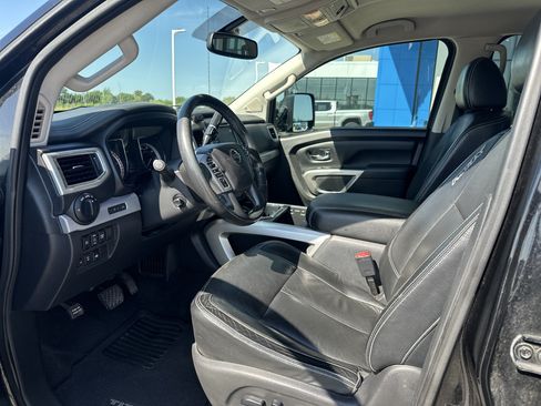 Used 2016 Nissan Titan PRO-4X w/ Pro-4x Convenience Package AWD/4WD image 17