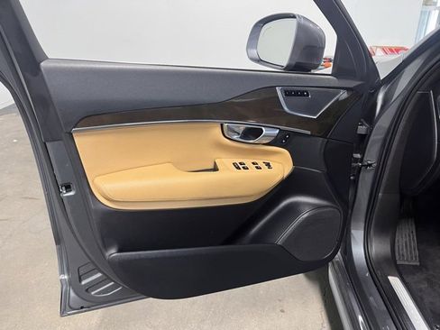 Used 2017 Volvo XC90 T6 Momentum w/ Vision Package image 24