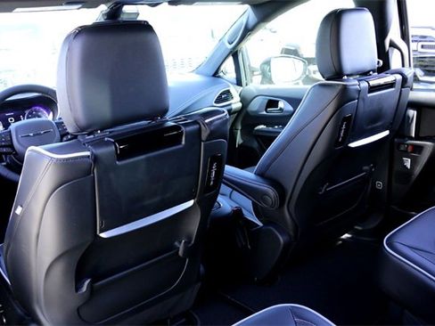 New 2026 Chrysler Pacifica Limited image 18