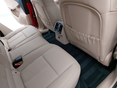 Certified 2025 Porsche Macan image 13