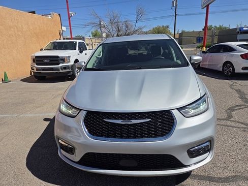 Used 2023 Chrysler Pacifica Touring-L FWD image 4
