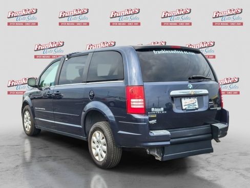 Used 2009 Chrysler Town & Country LX FWD image 3