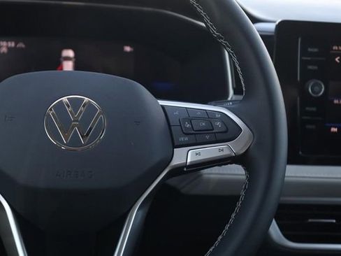 New 2026 Volkswagen Taos SE image 8