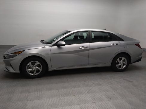 Used 2021 Hyundai Elantra SE FWD image 2