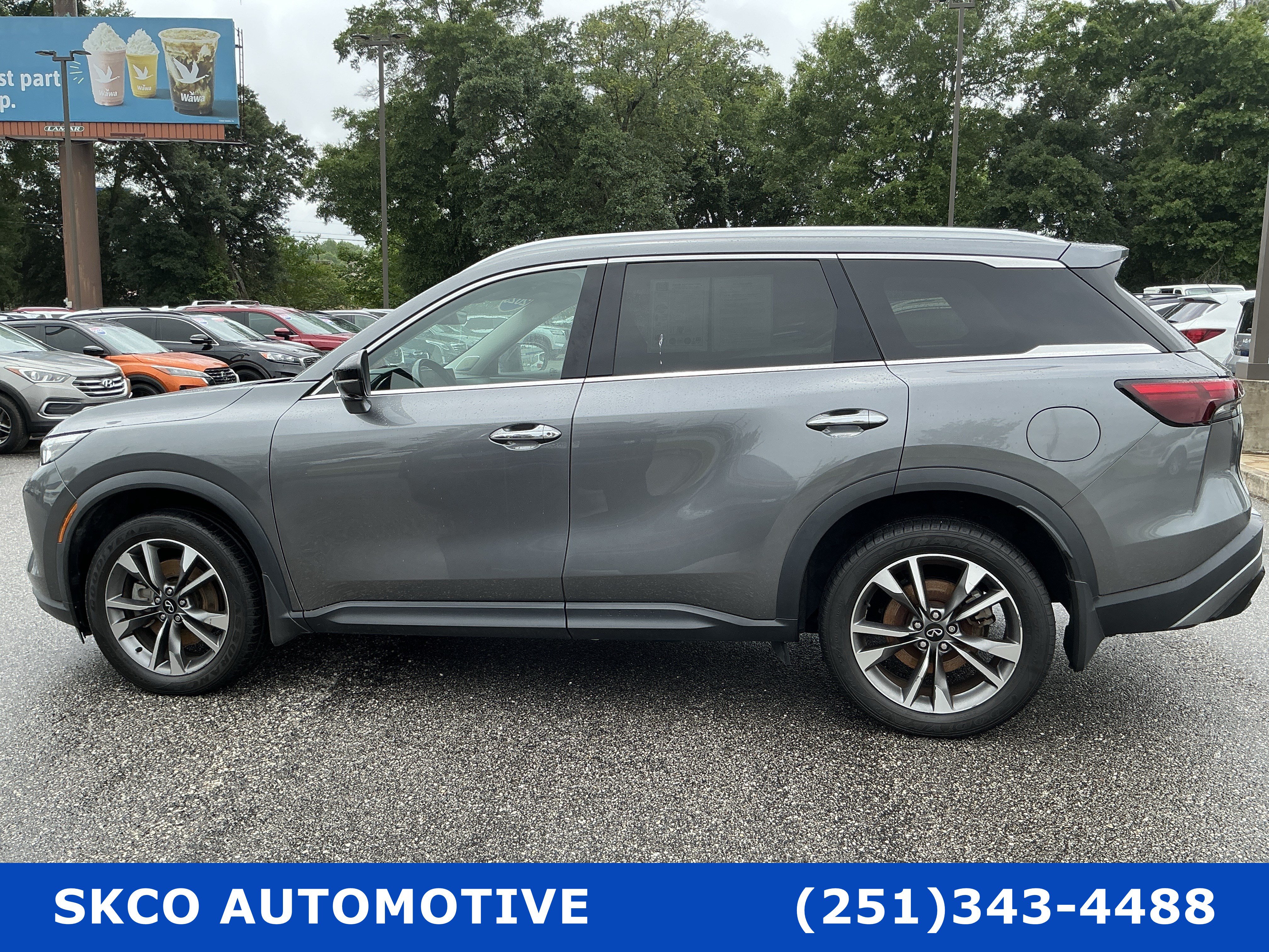 Used 2023 INFINITI QX60 Luxe w/ Performance Audio Package FWD image 2