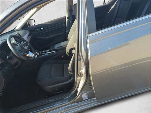 Used 2024 Nissan Altima 2.5 SV image 14