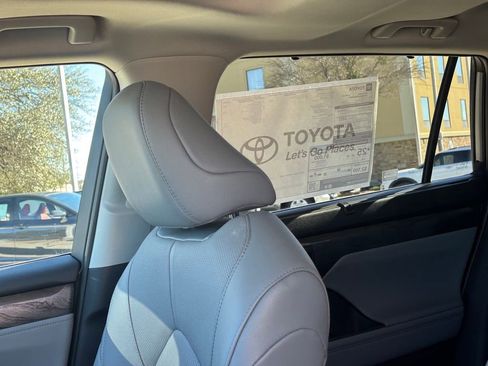 Certified 2025 Toyota Highlander Limited image 14