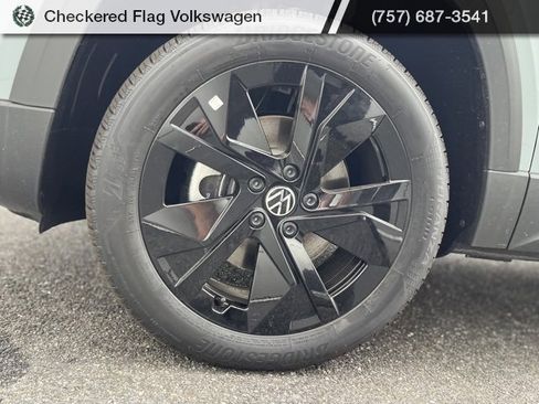 New 2025 Volkswagen Taos SE image 14