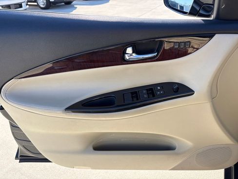 Used 2017 INFINITI QX50 2WD w/ Deluxe Touring Package image 16