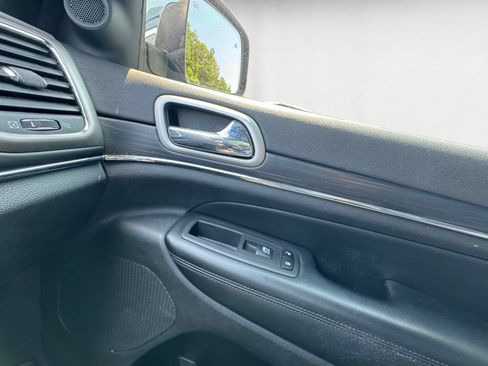 Used 2020 Jeep Grand Cherokee Limited AWD/4WD image 12