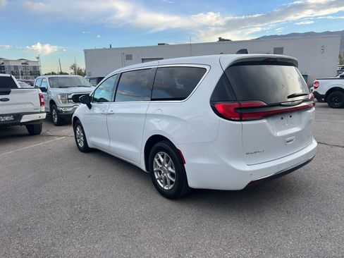 Used 2024 Chrysler Pacifica Touring-L image 11