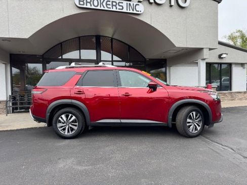 Used 2023 Nissan Pathfinder SL image 8