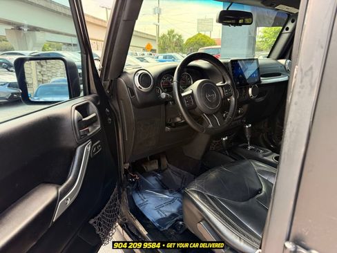 Used 2017 Jeep Wrangler Unlimited Sahara w/ Dual Top Group AWD/4WD image 18