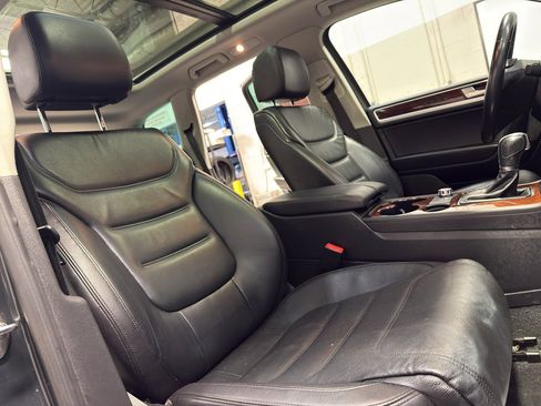 Used 2014 Volkswagen Touareg TDI image 20