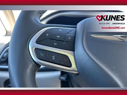 Used 2023 Chrysler Pacifica Touring-L image 22