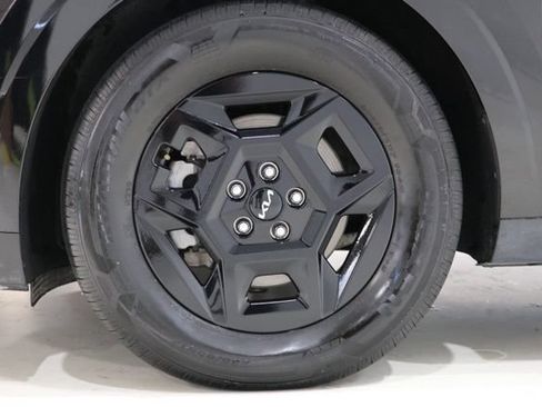 Used 2025 Kia Carnival FWD image 11