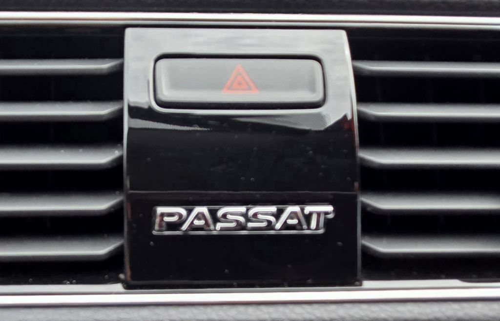 Used 2018 Volkswagen Passat 2.0T SE FWD image 17