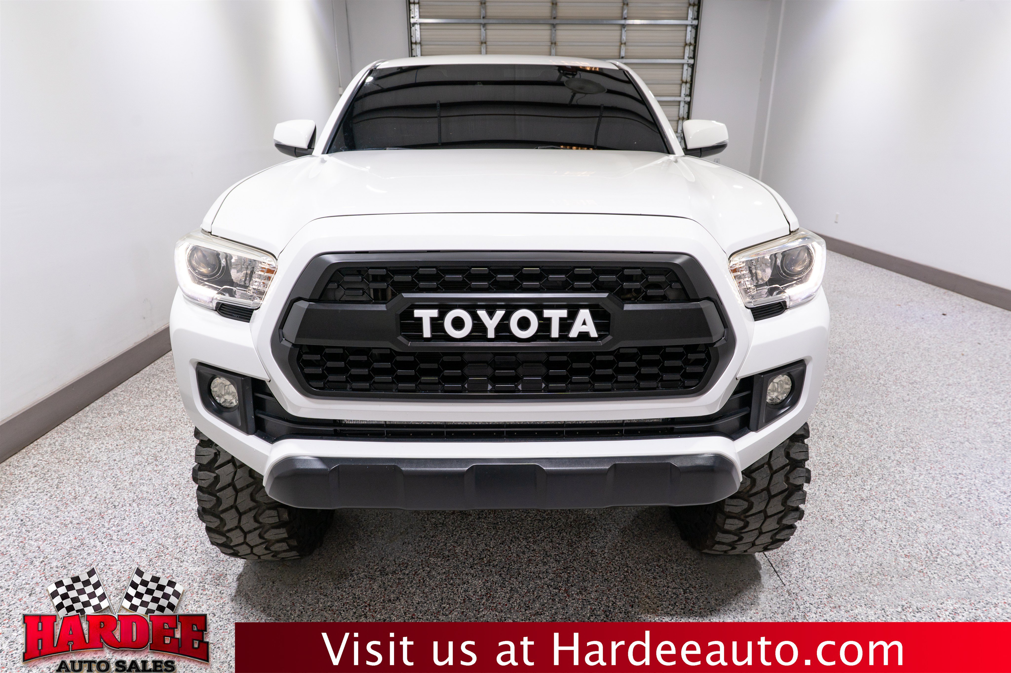 Used 2018 Toyota Tacoma TRD Off-Road AWD/4WD image 7