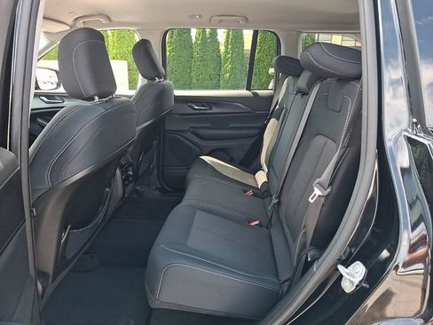 Used 2023 Jeep Grand Cherokee Laredo AWD/4WD image 10