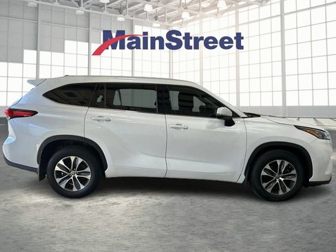 Used 2022 Toyota Highlander XLE AWD/4WD image 6