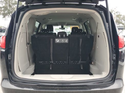 Used 2021 Chrysler Voyager Lxi image 10