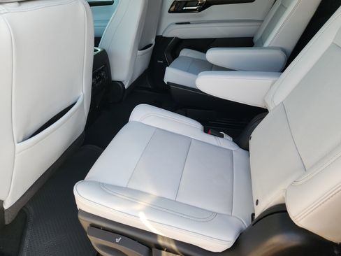 Used 2025 Chevrolet Suburban Premier RWD image 28