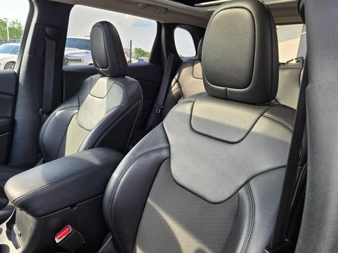 Used 2019 Jeep Cherokee Latitude Plus AWD/4WD image 6