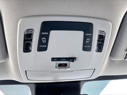 Used 2025 Toyota Sienna LE FWD image 35