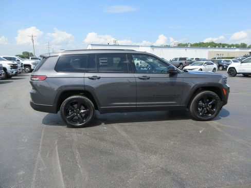 Used 2025 Jeep Grand Cherokee L Limited w/ Black Appearance Package AWD/4WD image 5