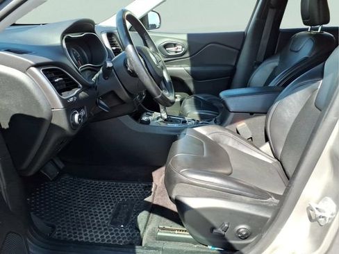 Used 2019 Jeep Cherokee Latitude Plus w/ Cold Weather Group AWD/4WD image 19