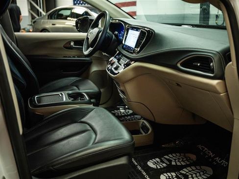 Used 2024 Chrysler Pacifica Limited FWD image 13