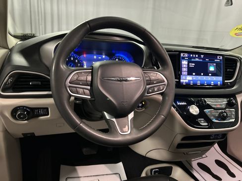 Used 2023 Chrysler Pacifica Touring-L FWD image 15