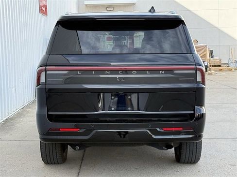 Used 2025 Lincoln Navigator Reserve image 5