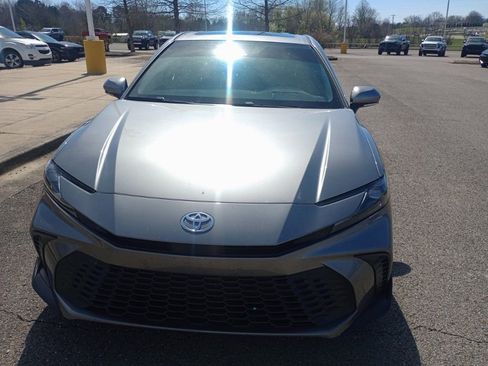 Used 2025 Toyota Camry SE w/ Convenience Package FWD image 2