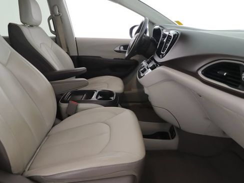 Used 2017 Chrysler Pacifica Touring-L FWD image 31