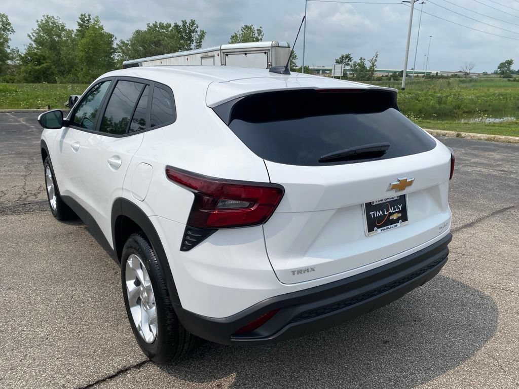New 2026 Chevrolet Trax LS w/ LS Convenience Package FWD image 5
