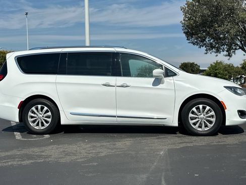 Used 2018 Chrysler Pacifica Touring-L Plus FWD image 3