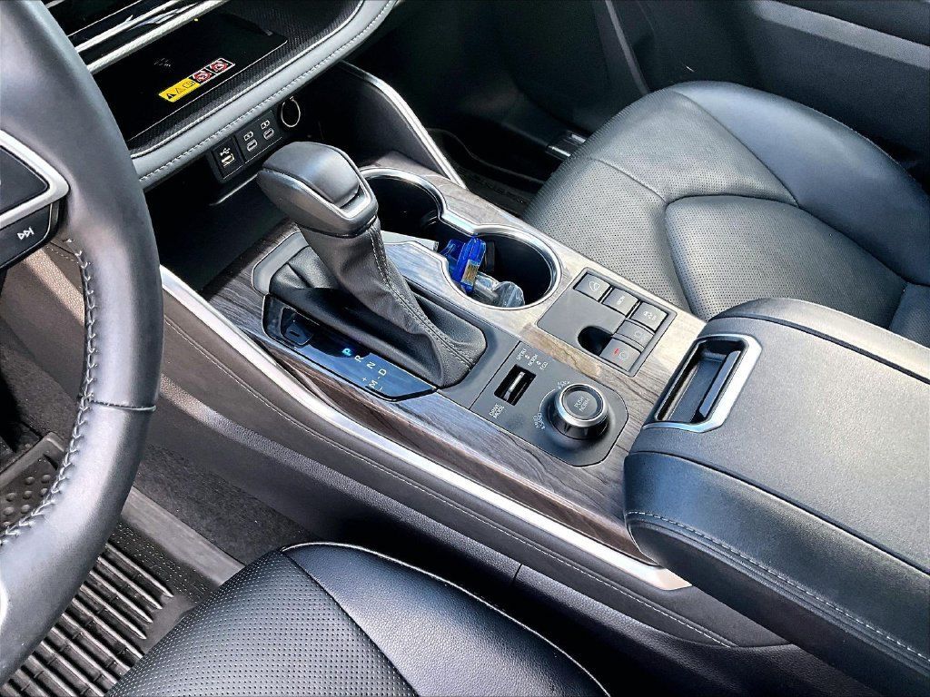 Used 2025 Toyota Highlander Platinum AWD/4WD image 21