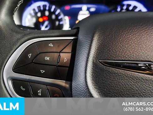 Used 2023 Chrysler Pacifica Touring-L FWD image 26