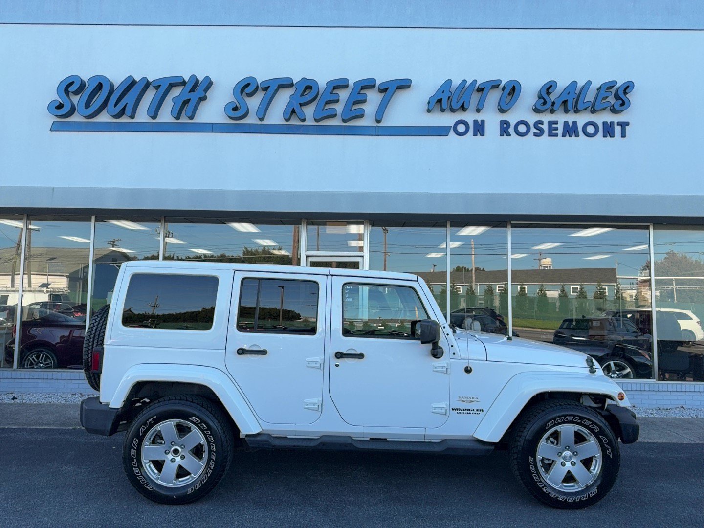 Used 2012 Jeep Wrangler Unlimited Sahara w/ Connectivity Group AWD/4WD image 1