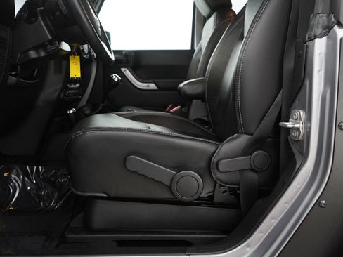 Used 2017 Jeep Wrangler Rubicon AWD/4WD image 16