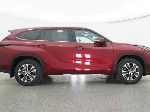 New 2026 Toyota Highlander XLE image 32