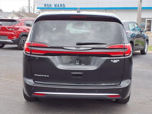 Used 2023 Chrysler Pacifica Touring-L image 13