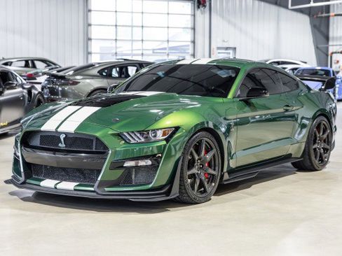 Used 2022 Ford Mustang Shelby GT500 w/ Carbon Fiber Track Pack RWD image 2