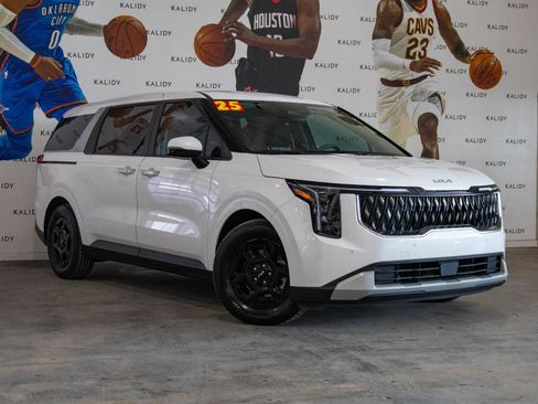 Used 2025 Kia Carnival image 2