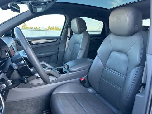 Used 2023 Porsche Cayenne Platinum Edition image 5
