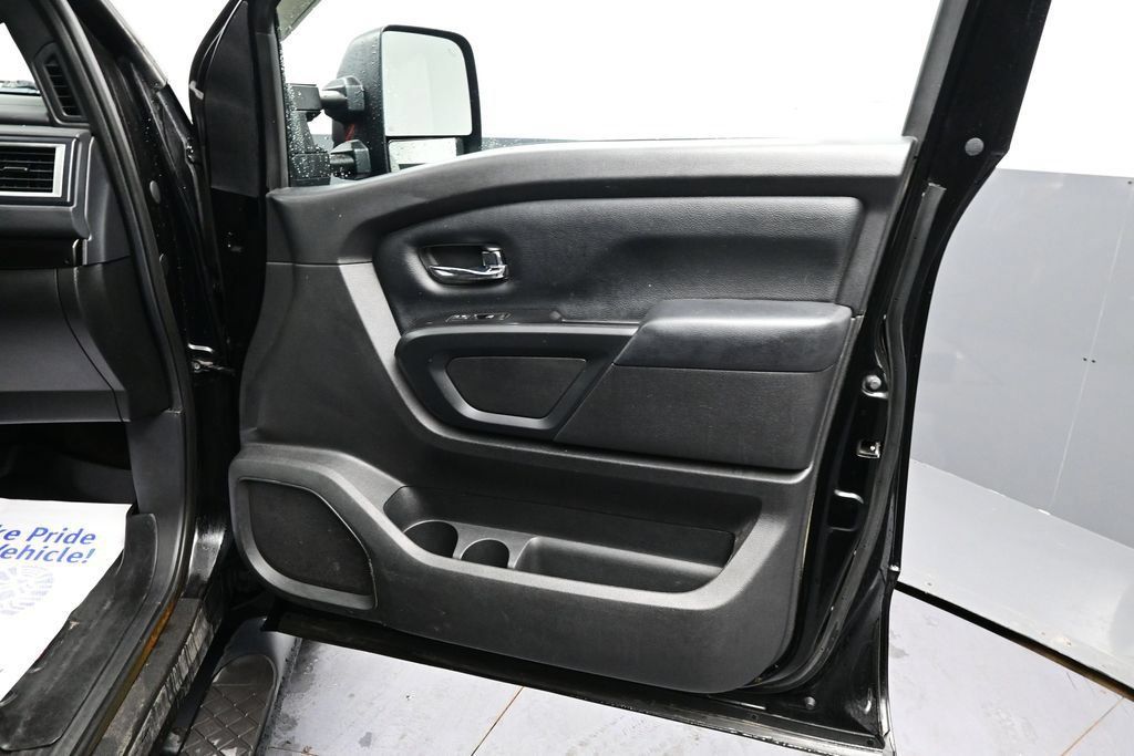 Used 2018 Nissan Titan SV AWD/4WD image 17