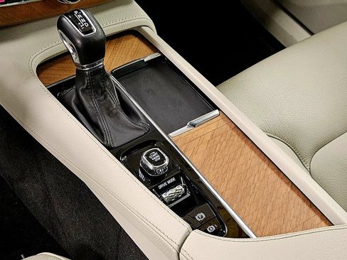 Used 2021 Volvo XC90 T6 Momentum image 41