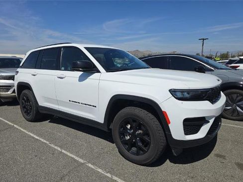 Used 2024 Jeep Grand Cherokee Altitude image 2